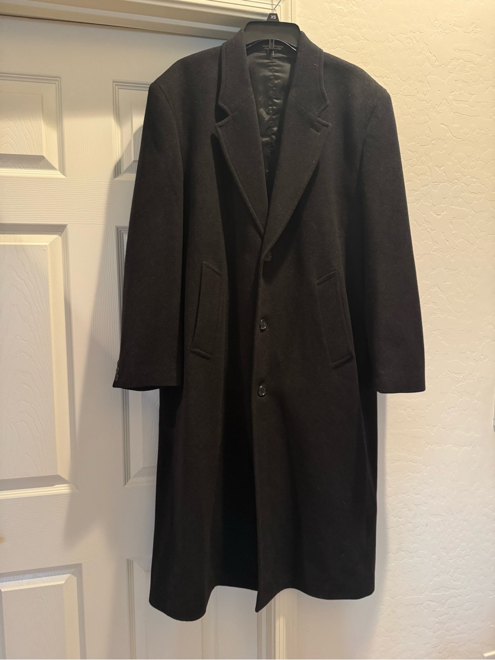 Gianfranco Ruffini black overcoat is a classic, Italian-cashmere blend black